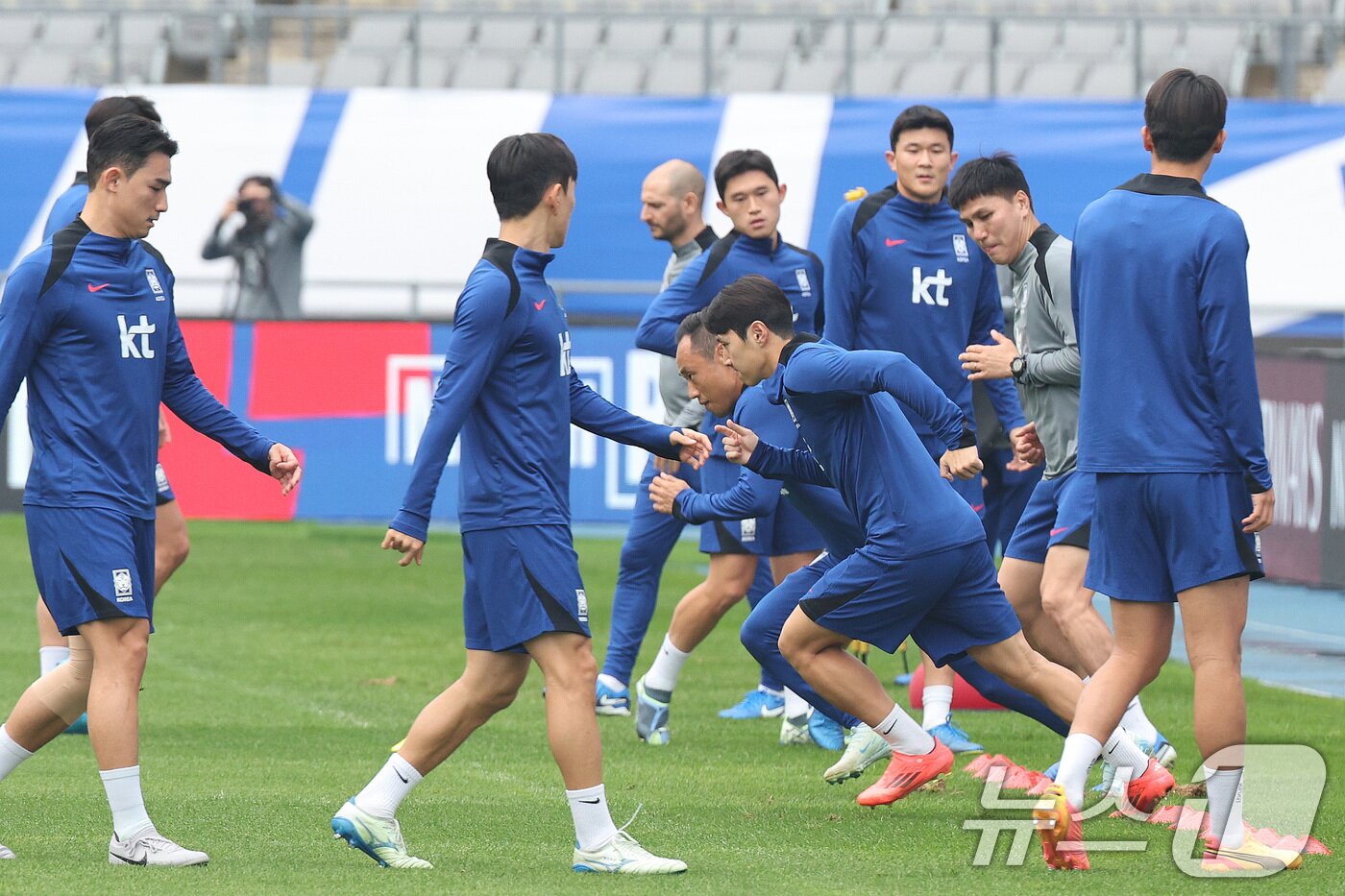 본문 이미지 - 대한민국 축구대표팀 이강인과 문선민이 13일 경기 용인시 용인미르스타디움에서 훈련하고 있다. 황희찬·엄지성의 부상으로 이승우와 문선민을 대체 발탁한 홍명보호는 오는 15일 이라크와 북중미 월드컵 아시아 예선 조별리그 4차전을 치른다. 2024.10.13/뉴스1 ⓒ News1 신웅수 기자