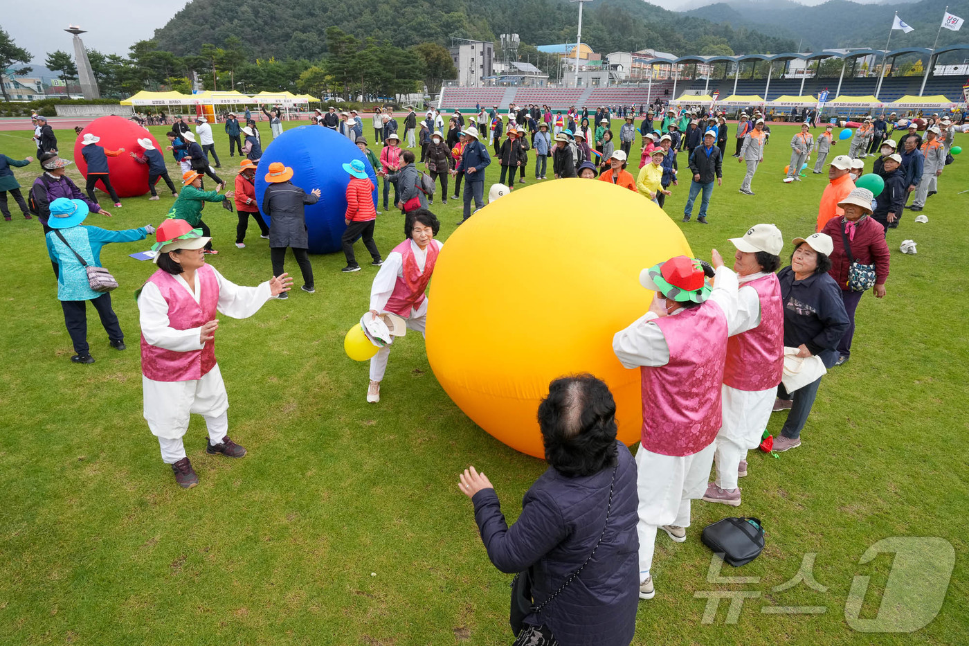 (양구=뉴스1) 이종재 기자 = 양구군민이 주인공이 돼 치러진 ‘제39회 양록제’가 11~12일 이틀간의 일정을 모두 마치고 지난 12일 폐막했다. 올해 양록제에서는 양구읍이 종합 …