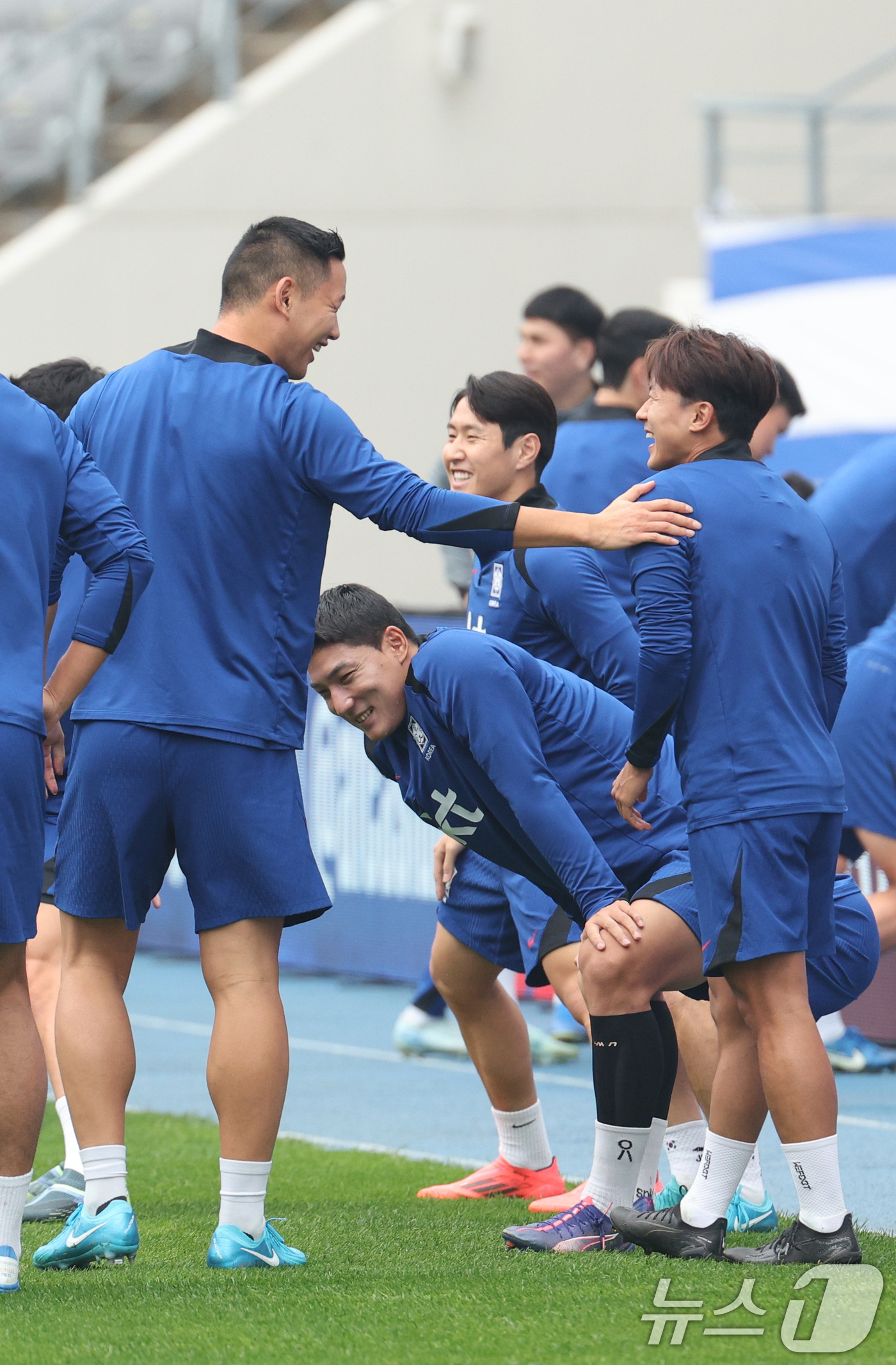 (용인=뉴스1) 신웅수 기자 = 대한민국 축구대표팀 이승우와 이강인이 13일 경기 용인시 용인미르스타디움에서 훈련하고 있다.황희찬·엄지성의 부상으로 이승우와 문선민을 대체 발탁한 …