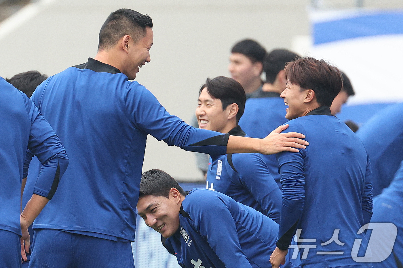 (용인=뉴스1) 신웅수 기자 = 대한민국 축구대표팀 이승우와 이강인이 13일 경기 용인시 용인미르스타디움에서 훈련하고 있다.황희찬·엄지성의 부상으로 이승우와 문선민을 대체 발탁한 …