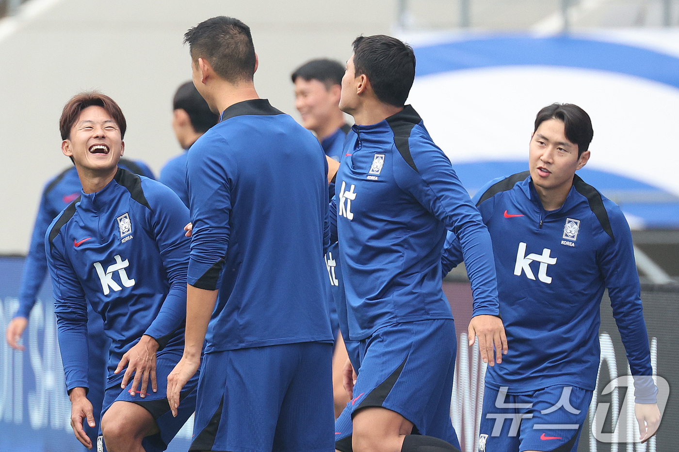 (용인=뉴스1) 신웅수 기자 = 대한민국 축구대표팀 이강인과 이승우가 13일 경기 용인시 용인미르스타디움에서 훈련하고 있다.황희찬·엄지성의 부상으로 이승우와 문선민을 대체 발탁한 …