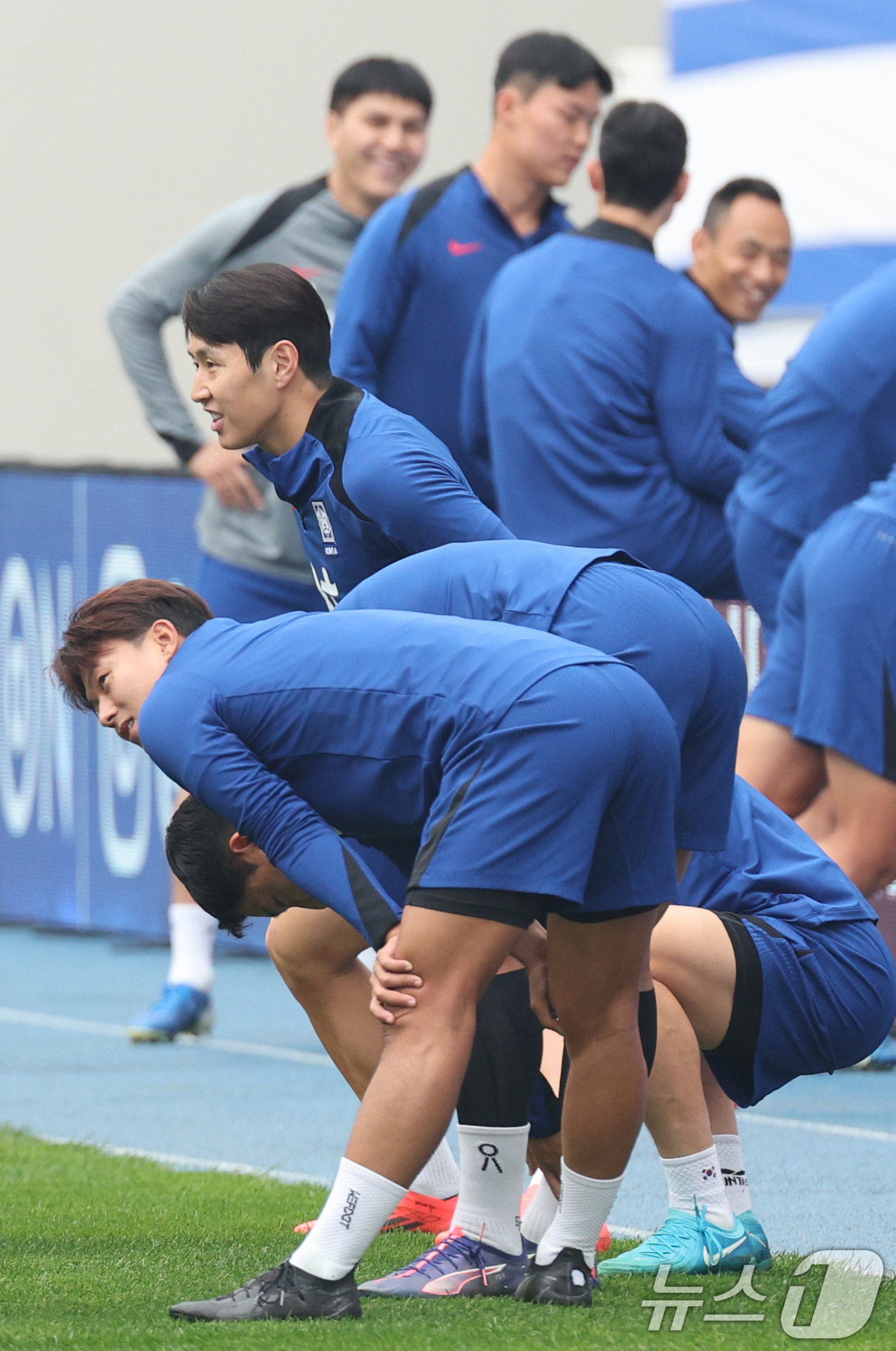 (용인=뉴스1) 신웅수 기자 = 대한민국 축구대표팀 이강인과 이승우가 13일 경기 용인시 용인미르스타디움에서 훈련하고 있다.황희찬·엄지성의 부상으로 이승우와 문선민을 대체 발탁한 …