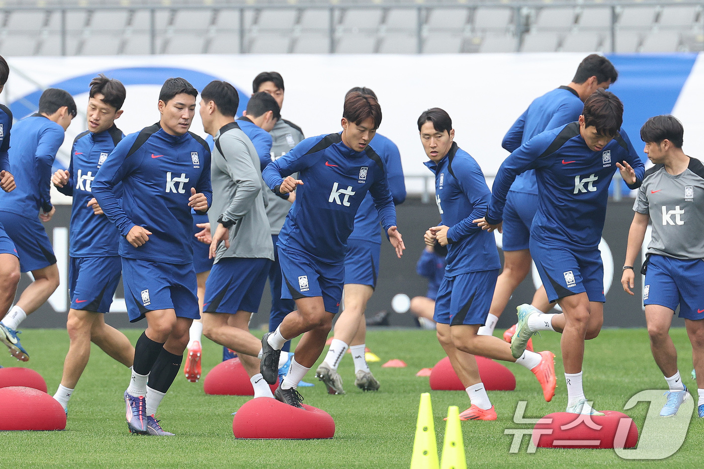 (용인=뉴스1) 신웅수 기자 = 대한민국 축구대표팀 이강인과 이승우가 13일 경기 용인시 용인미르스타디움에서 훈련하고 있다.황희찬·엄지성의 부상으로 이승우와 문선민을 대체 발탁한 …