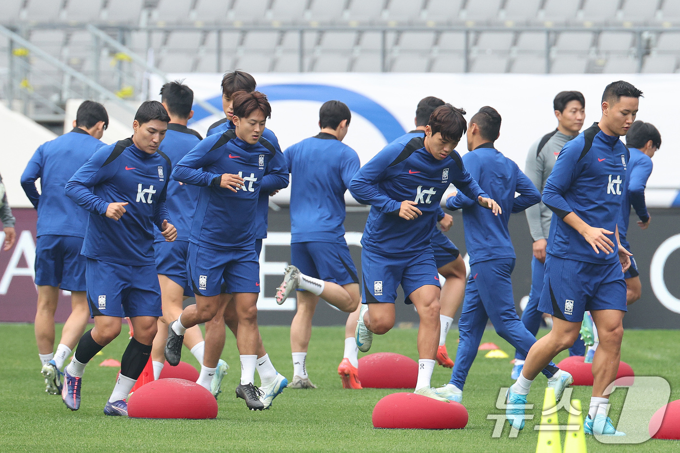 (용인=뉴스1) 신웅수 기자 = 대한민국 축구대표팀 이승우가 13일 경기 용인시 용인미르스타디움에서 훈련하고 있다.황희찬·엄지성의 부상으로 이승우와 문선민을 대체 발탁한 홍명보호는 …