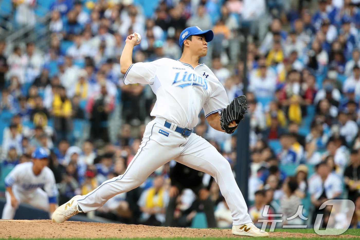 13일 오후 대구 삼성라이온즈파크에서 열린 프로야구 &#39;2024 신한 SOL 뱅크 KBO 포스트시즌&#39; 플레이오프 1차전 LG 트윈스와 삼성 라이온즈의 경기, 7회초 마운드에 오른 삼성 김윤수가 역투하고 있다. 2024.10.13/뉴스1 ⓒ News1 공정식 기자