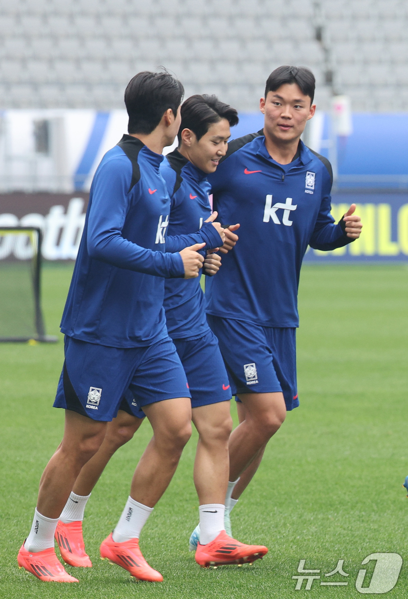 (용인=뉴스1) 신웅수 기자 = 대한민국 축구대표팀 이강인이 13일 경기 용인시 용인미르스타디움에서 동료들과 훈련하고 있다.황희찬·엄지성의 부상으로 이승우와 문선민을 대체 발탁한 …