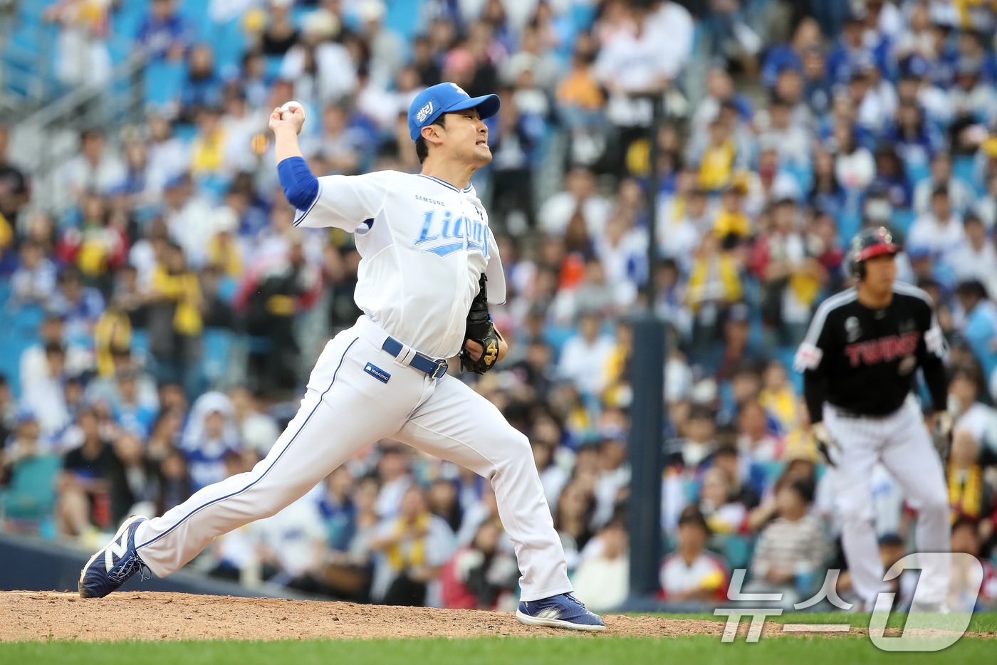 13일 오후 대구 삼성라이온즈파크에서 열린 프로야구 &#39;2024 신한 SOL 뱅크 KBO 포스트시즌&#39; 플레이오프 1차전 LG 트윈스와 삼성 라이온즈의 경기, 8회초 마운드에 오른 삼성 임창민이 역투하고 있다. 2024.10.13/뉴스1 ⓒ News1 공정식 기자