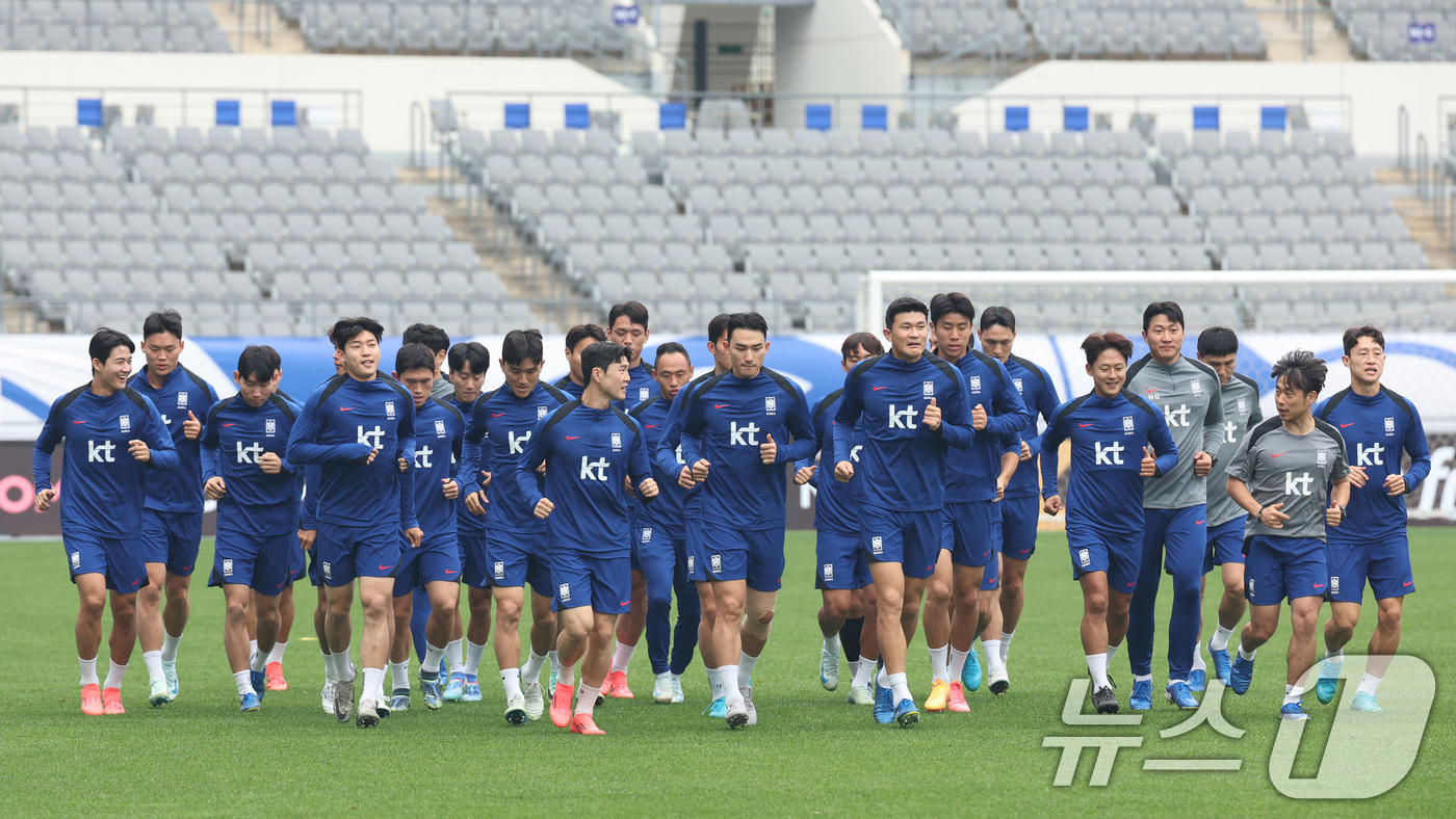 (용인=뉴스1) 신웅수 기자 = 대한민국 축구대표팀 선수들이 13일 경기 용인시 용인미르스타디움에서 훈련하고 있다.황희찬·엄지성의 부상으로 이승우와 문선민을 대체 발탁한 홍명보호는 …