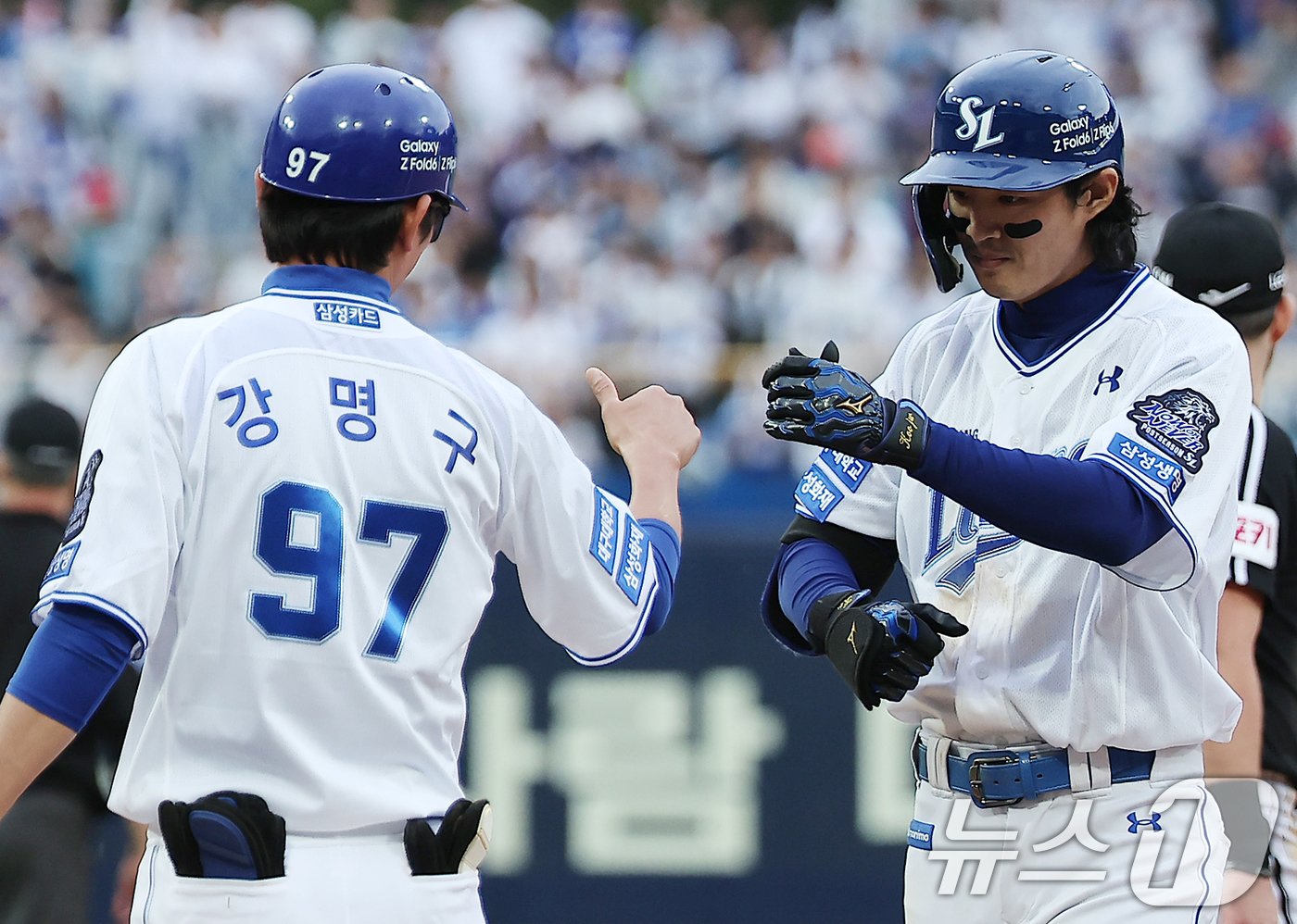 본문 이미지 - 13일 오후 대구 삼성라이온즈파크에서 열린 프로야구 '2024 신한 SOL 뱅크 KBO 포스트시즌' 플레이오프 1차전 LG 트윈스와 삼성 라이온즈의 경기, 삼성 구자욱이 8회말 무사 1루에서 안타를 친 뒤 강명구 코치와 하이파이브를 하고 있다. 2024.10.13/뉴스1 ⓒ News1 김진환 기자