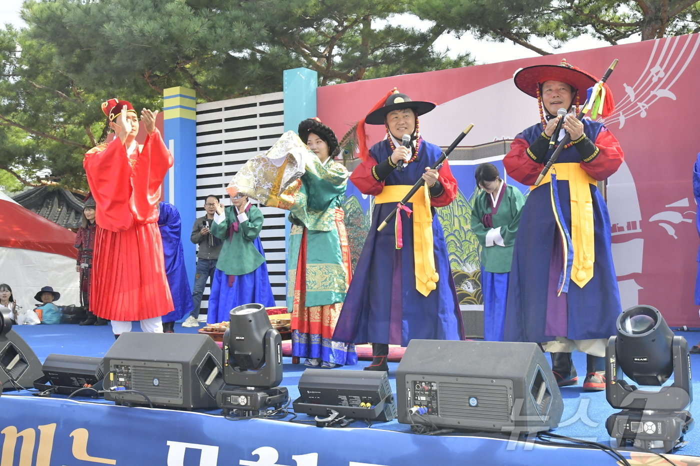 본문 이미지 - 제19회 순창장류축제 대표 행사 '순창고추장 임금님 진상 행렬'에 참여한 김관영 전북자치도지사와 최영일 순창군수가 진상행렬 프로그램의 역사적 배경을 설명하고 있다.(순창군 제공)/뉴스1 