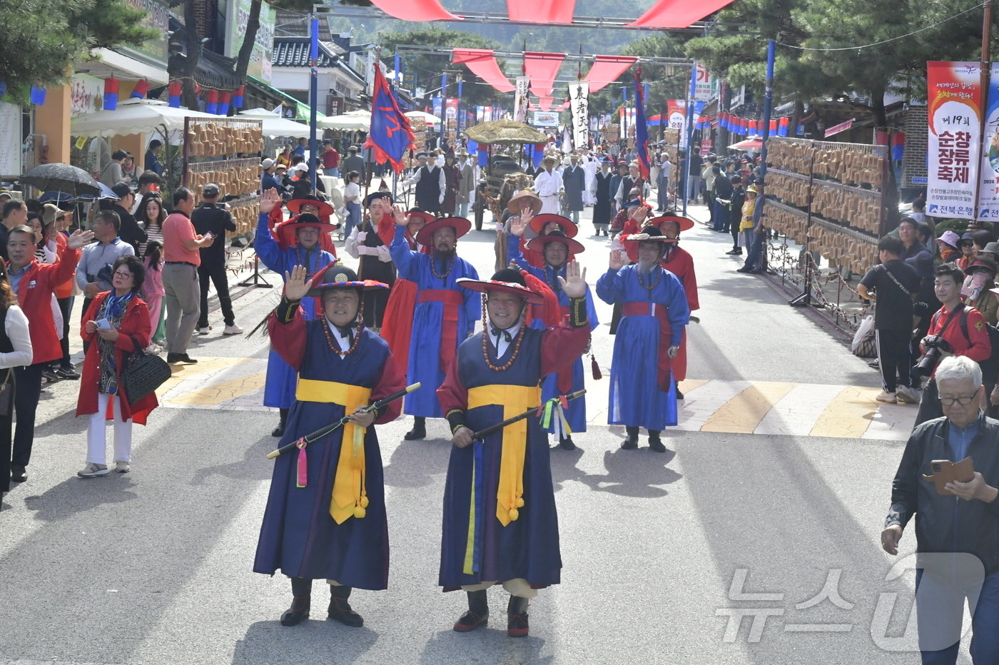 본문 이미지 - 김관영 전북자치도지사(왼쪽)와 최영일 순창군수(오른쪽)가 순창장류축제 대표 프로그램 '순창고추장 임금님 진상 행렬'에 직접 참여하고 있다.(순창군 제공)/뉴스1