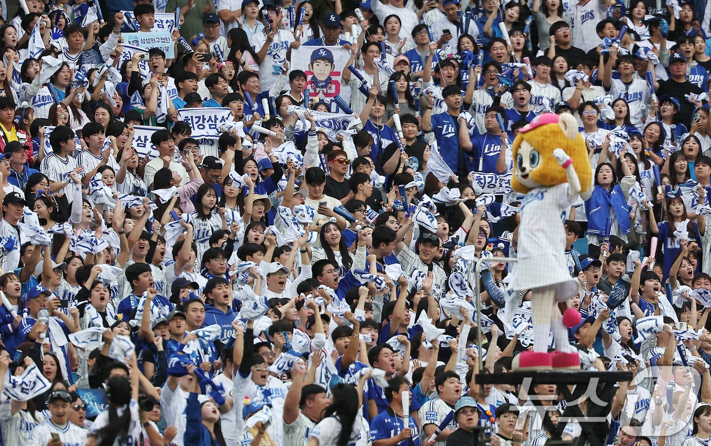 본문 이미지 - 13일 오후 대구 삼성라이온즈파크에서 열린 프로야구 '2024 신한 SOL 뱅크 KBO 포스트시즌' 플레이오프 1차전 LG 트윈스와 삼성 라이온즈의 경기, 3루 삼성 응원단이 열띤 응원을 펼치고 있다. 2024.10.13/뉴스1 ⓒ News1 김진환 기자