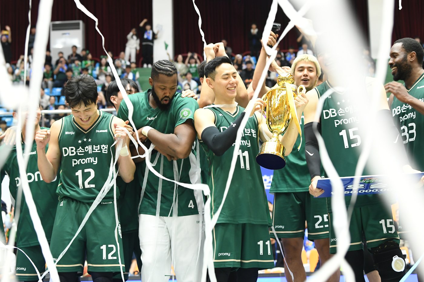 본문 이미지 - 13일 충북 제천체육관에서 열린 2024 프로농구&#40;KBL&#41; 컵대회 결승전에서 우승을 차지한 원주 DB 선수들이 우승트로피를 들고 기뻐하고 있다. &#40;KBL 제공&#41; 2024.10.13/뉴스1