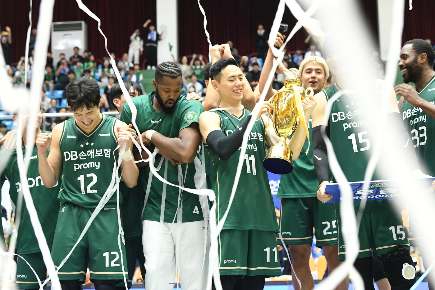 13일 충북 제천체육관에서 열린 2024 프로농구&#40;KBL&#41; 컵대회 결승전에서 우승을 차지한 원주 DB 선수들이 우승트로피를 들고 기뻐하고 있다. &#40;KBL 제공&#41; 2024.10.13/뉴스1