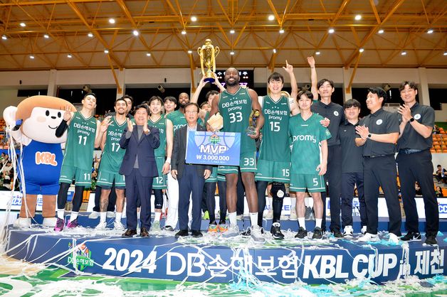 '수비 농구' 변신 DB, KT 꺾고 컵대회 첫 우승…MVP 오누아쿠