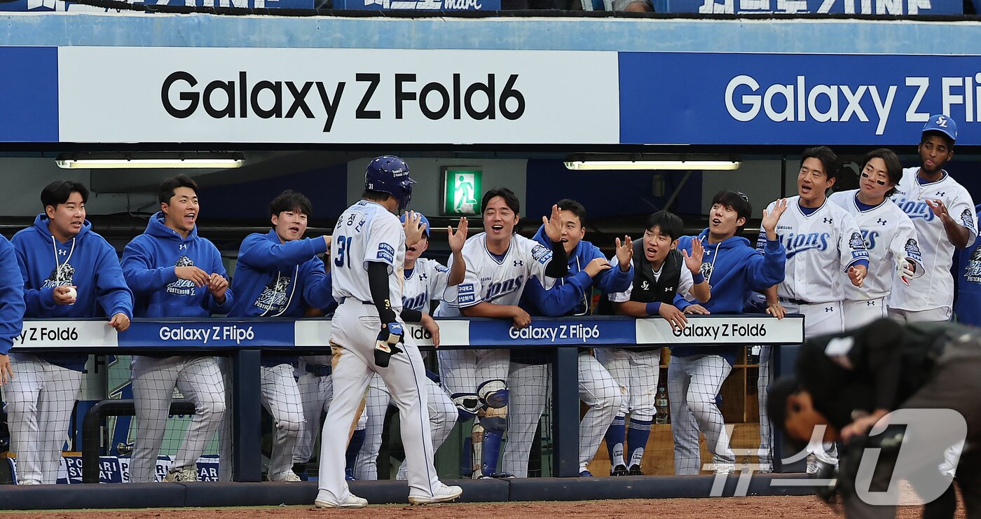 본문 이미지 - 13일 오후 대구 삼성라이온즈파크에서 열린 프로야구 &#39;2024 신한 SOL 뱅크 KBO 포스트시즌&#39; 플레이오프 1차전 LG 트윈스와 삼성 라이온즈의 경기, 삼성 윤정빈이 8회말 2사 만루에서 LG 김대현의 폭투로 득점에 성공한 뒤 더그아웃에서 동료들과 기쁨을 나누고 있다. 2024.10.13/뉴스1 ⓒ News1 김진환 기자
