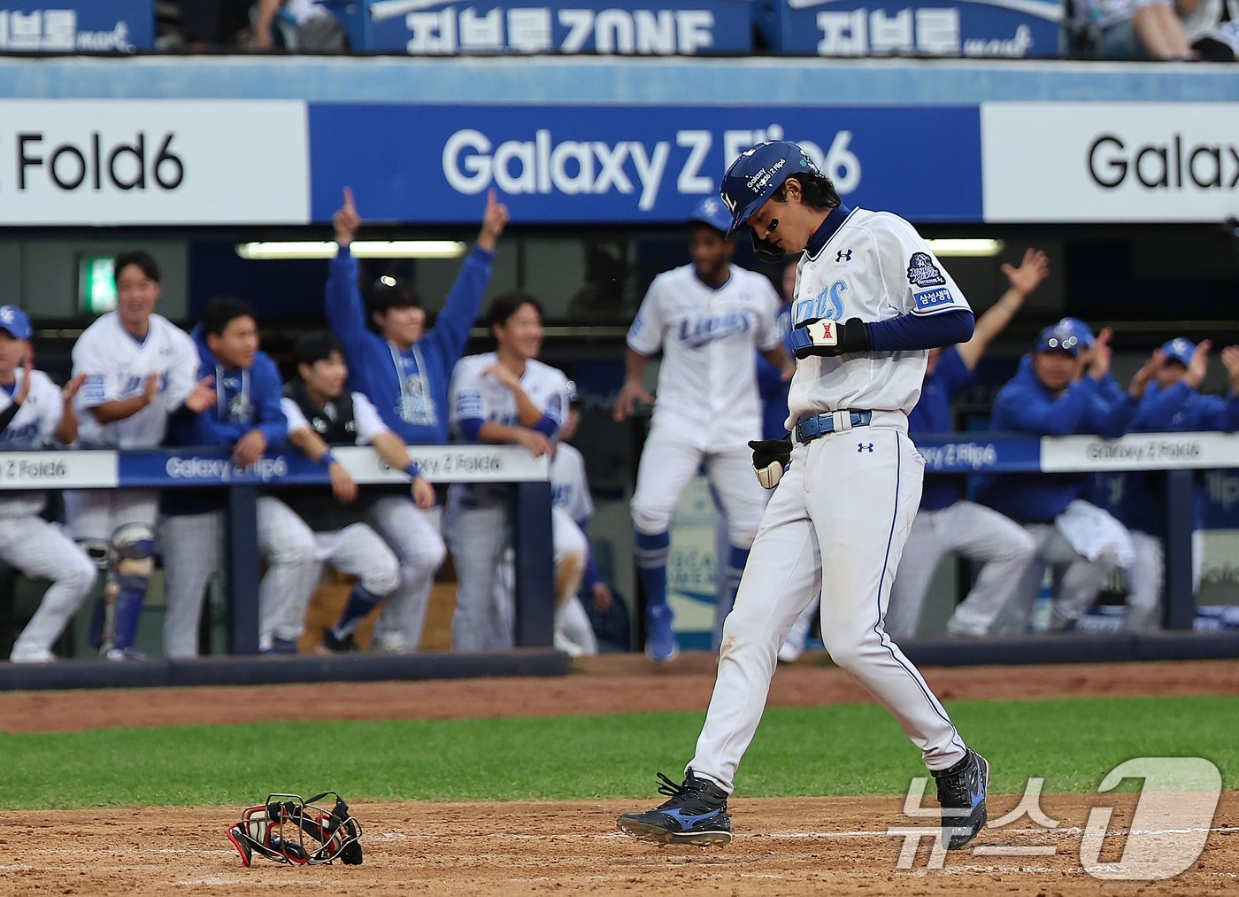 13일 오후 대구 삼성라이온즈파크에서 열린 프로야구 &#39;2024 신한 SOL 뱅크 KBO 포스트시즌&#39; 플레이오프 1차전 LG 트윈스와 삼성 라이온즈의 경기, 삼성 구자욱이 8회말 2사 만루에서 LG 김대현의 폭투로 득점에 성공하고 있다. 2024.10.13/뉴스1 ⓒ News1 김진환 기자