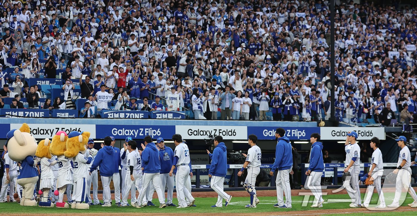 13일 오후 대구 삼성라이온즈파크에서 열린 프로야구 &#39;2024 신한 SOL 뱅크 KBO 포스트시즌&#39; 플레이오프 1차전 LG 트윈스와 삼성 라이온즈의 경기에서 10대4 승리를 거둔 삼성 선수단이 기쁨을 나누고 있다. 2024.10.13/뉴스1 ⓒ News1 김진환 기자