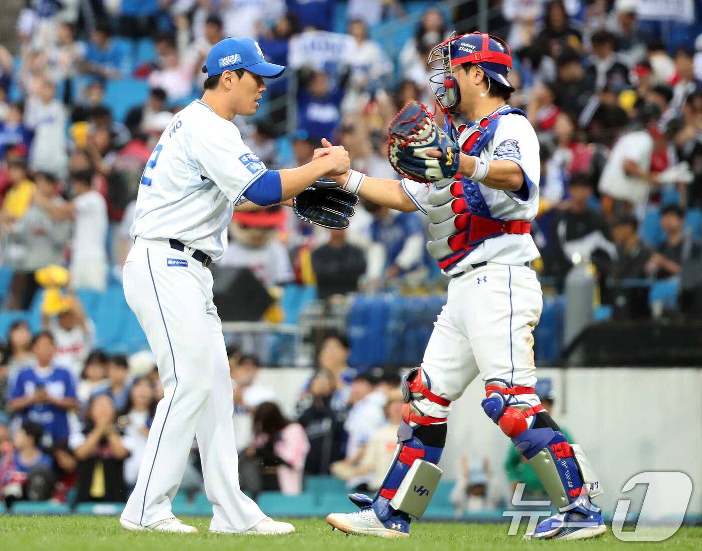 13일 오후 대구 삼성라이온즈파크에서 열린 프로야구 &#39;2024 신한 SOL 뱅크 KBO 포스트시즌&#39; 플레이오프 1차전 LG 트윈스와 삼성 라이온즈의 경기, 10대 4 승리를 거둔 삼성 김재윤 투수와 강민호 포수가 기쁨을 나누고 있다. 2024.10.13/뉴스1 ⓒ News1 공정식 기자