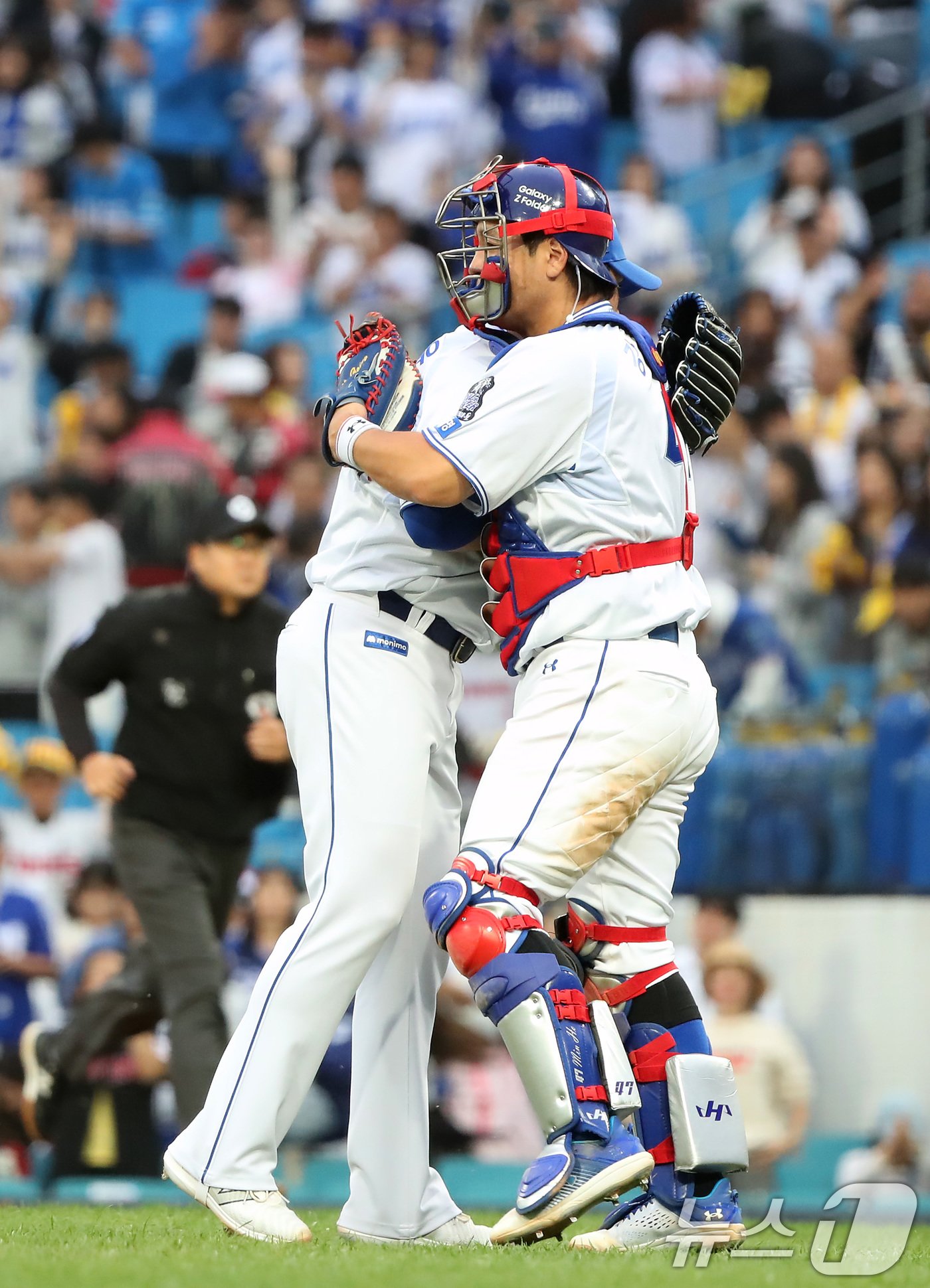 13일 오후 대구 삼성라이온즈파크에서 열린 프로야구 &#39;2024 신한 SOL 뱅크 KBO 포스트시즌&#39; 플레이오프 1차전 LG 트윈스와 삼성 라이온즈의 경기, 10대 4 승리를 거둔 삼성 김재윤 투수와 강민호 포수가 기쁨을 나누고 있다. 2024.10.13/뉴스1 ⓒ News1 공정식 기자