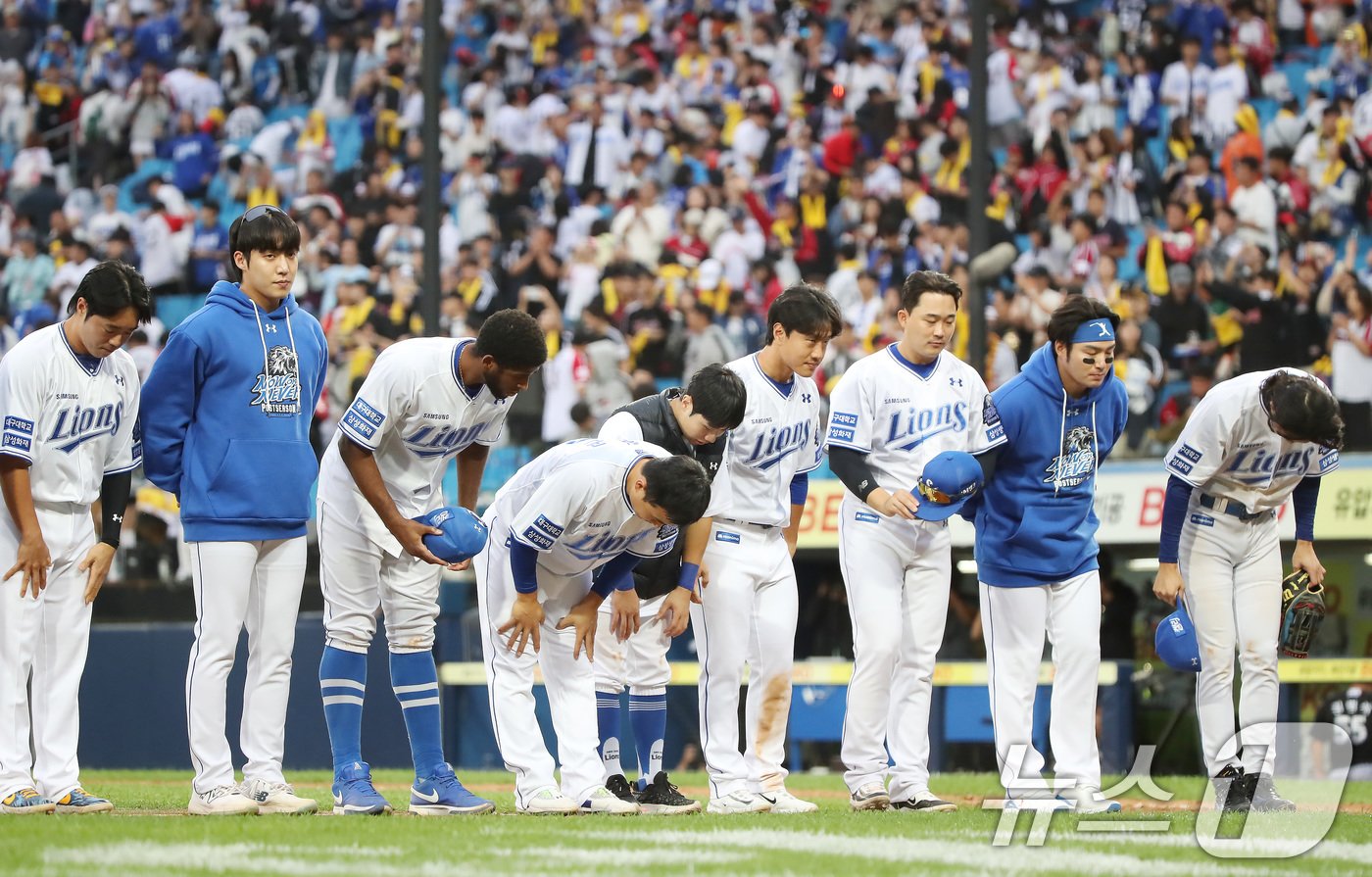 본문 이미지 - 13일 오후 대구 삼성라이온즈파크에서 열린 프로야구 '2024 신한 SOL 뱅크 KBO 포스트시즌' 플레이오프 1차전 LG 트윈스와 삼성 라이온즈의 경기, 10대 4 승리를 거둔 삼성 선수들이 홈 관중석을 향해 인사하고 있다. 2024.10.13/뉴스1 ⓒ News1 공정식 기자