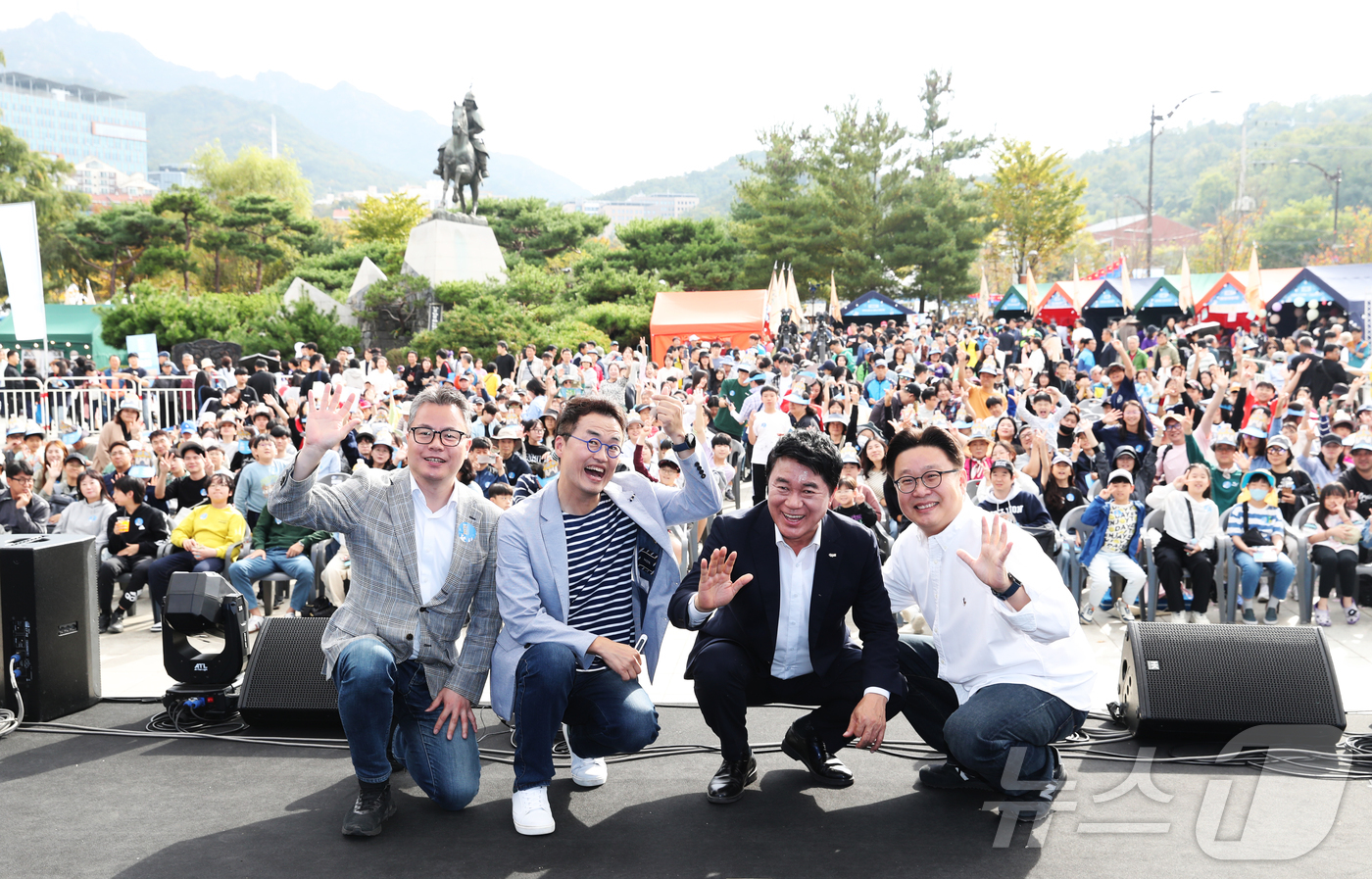 (서울=뉴스1) = 13일 서울 관악구 낙성대공원에서 열린 ‘관악강감찬축제’에서 박준희 관악구청장, 큰별쌤 최태성, 서경덕 교수가 참여해 강감찬과 고려시대 역사를 주제로 참여형 토 …