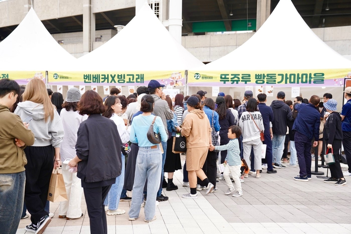 본문 이미지 - 12일부터 이틀간 천안종합운동장에서 열린 '2024빵빵데이 천안'에서 참가한 시민들이 빵을 구매하기 위해 줄을 서 있다. (천안시청 제공)