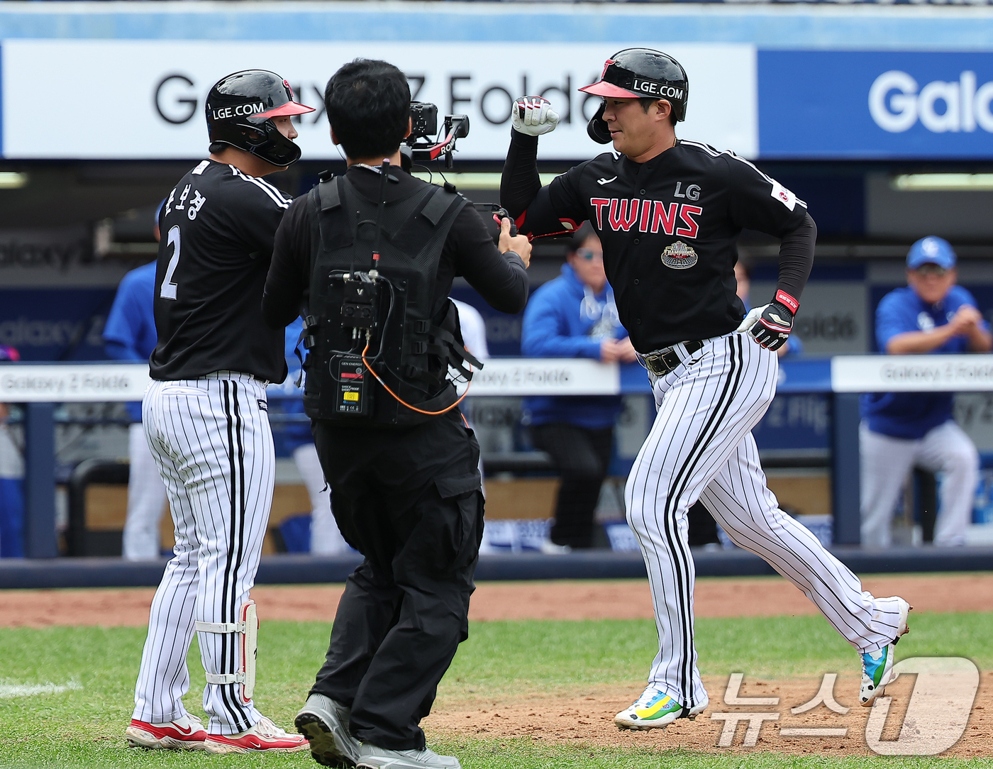 (대구=뉴스1) 김진환 기자 = 13일 오후 대구 삼성라이온즈파크에서 열린 프로야구 '2024 신한 SOL 뱅크 KBO 포스트시즌' 플레이오프 1차전 LG 트윈스와 삼성 라이온즈의 …