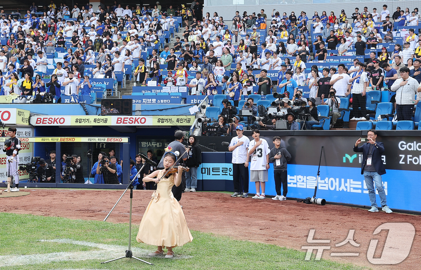 (대구=뉴스1) 김진환 기자 = 바이올리니스트 김연아 양이 13일 오후 대구 삼성라이온즈파크에서 열리는 프로야구 '2024 신한 SOL 뱅크 KBO 포스트시즌' 플레이오프 1차전 …