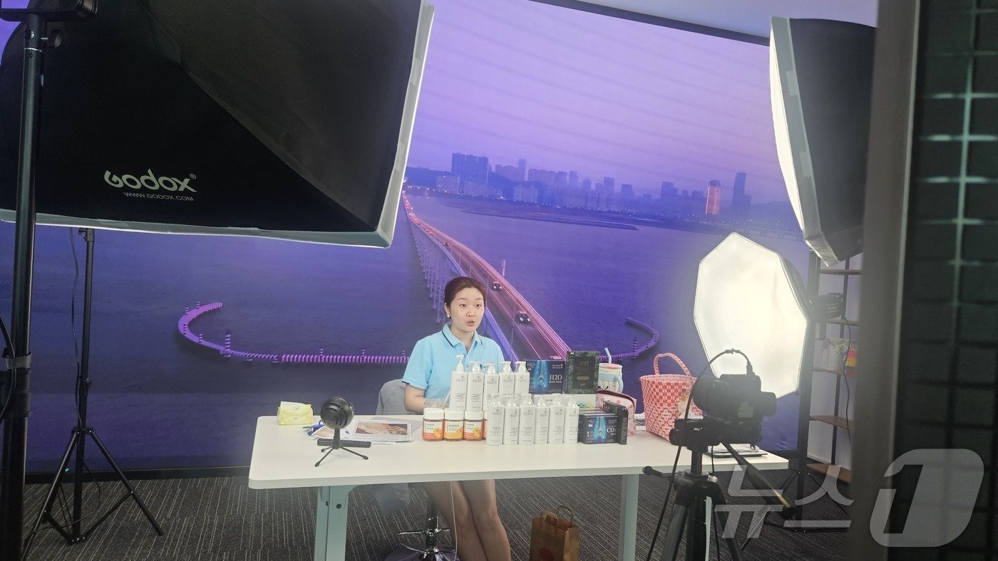 본문 이미지 - 헝친 국경 간 전자상거래 혁신 시범센터 내 마련된 스튜디오에서 라이브방송 진행자가 방송을 진행하고 있다.ⓒ News1 정은지 특파원