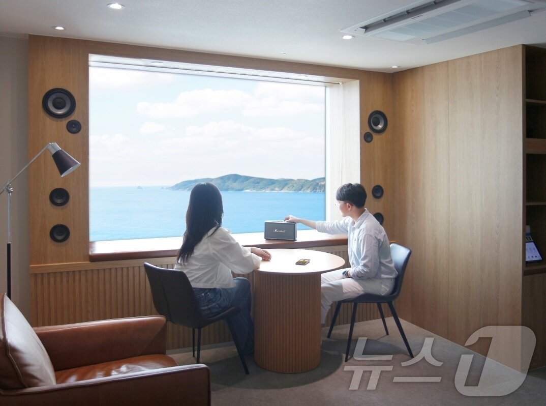 본문 이미지 - 한화리조트 해운대 JAZZ 뮤직룸에서 투숙객이 음악을 감상하고 있다.&#40;한화호텔앤드리조트 제공&#41;
