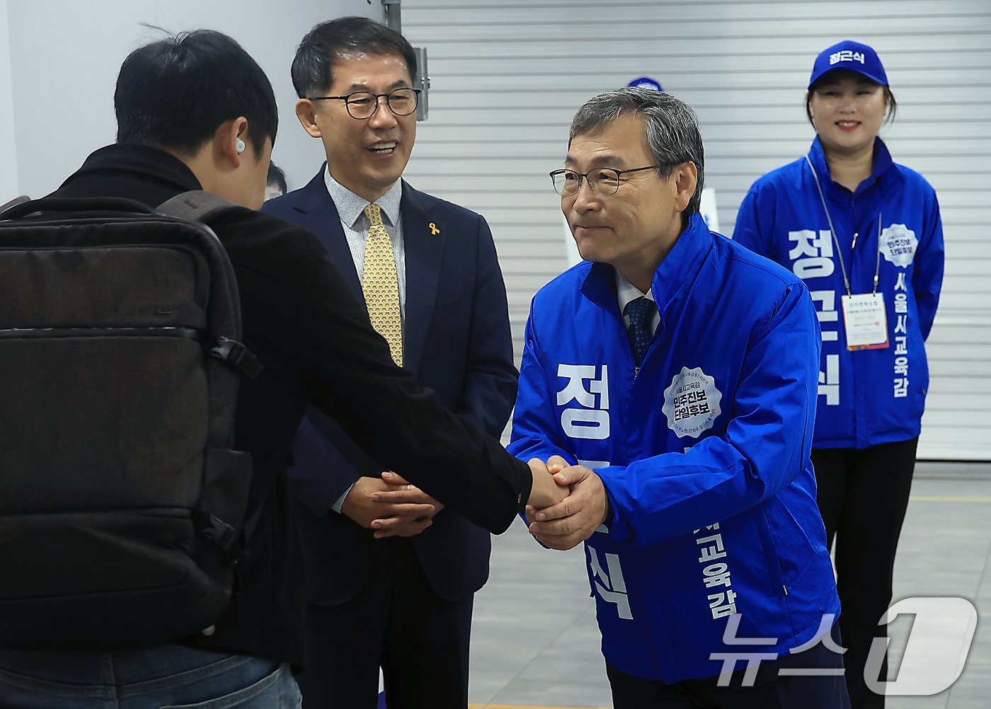 10·16 서울시교육감 보궐선거 진보 진영 단일 후보인 정근식 후보가 14일 오전 서울 강북구 지하철 4호선 미아사거리 역에서 출근인사를 하고 있다. 2024.10.14/뉴스1 ⓒ News1 박정호 기자