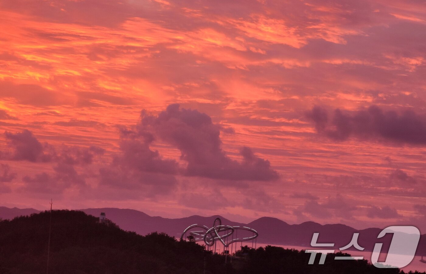 본문 이미지 - 포항 스페이스워크 뒤에 펼쳐진 아침 노을.(뉴스1 자료, 재판매 및 DB금지) /뉴스1ⓒ News1 최창호 기자