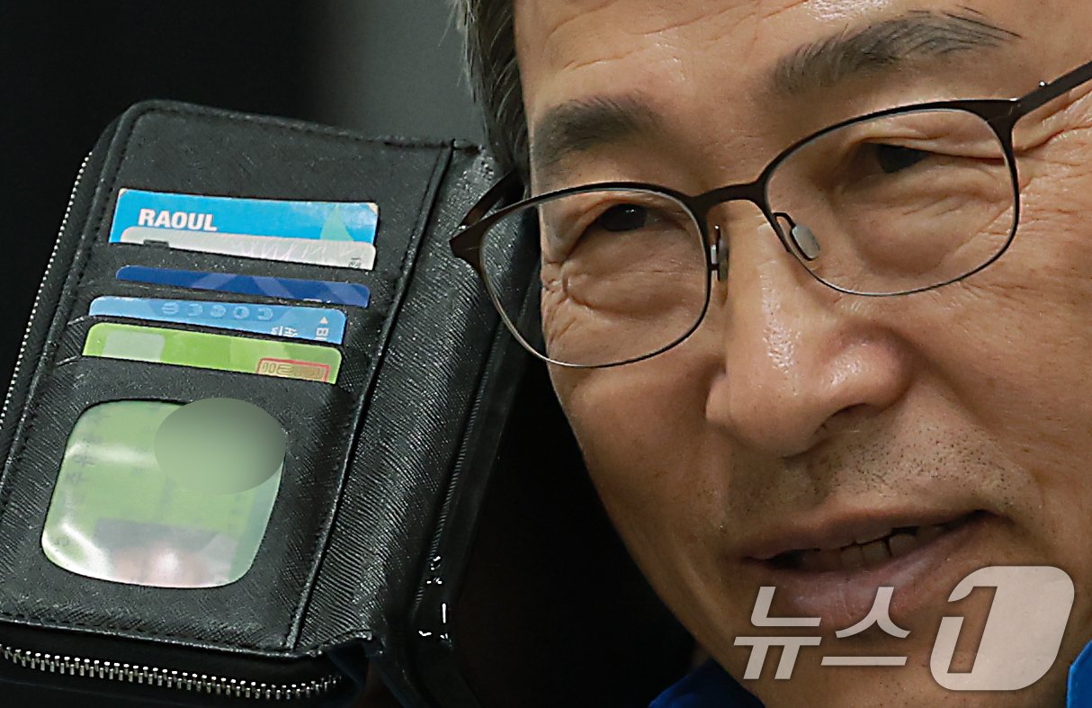 본문 이미지 - 10·16 서울시교육감 보궐선거 진보 진영 단일 후보인 정근식 후보가 14일 오전 서울 강북구 지하철 4호선 미아사거리 역에서 출근인사 도중 전화 통화를 하고 있다. 휴대폰 케이스 지갑에 5.18민주유공자증이 가장 앞에 넣어져 있다. 이날 정 후보는 출근인사 도중 한 시민으로부터 '가짜 5.18', '있지도 않았다'며 비판을 받았다. 2024.10.14/뉴스1 ⓒ News1 박정호 기자