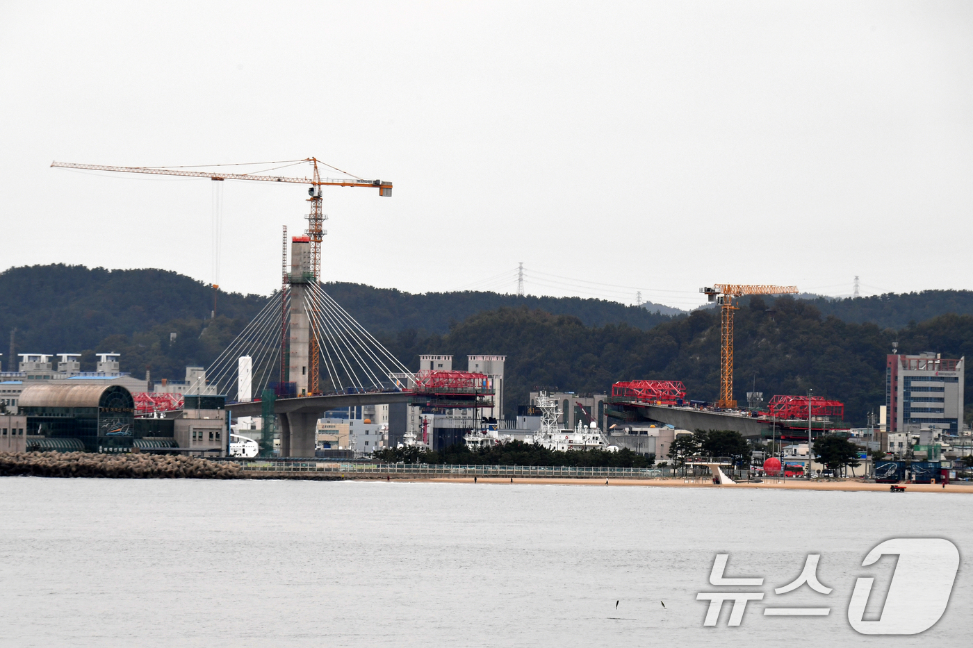 (포항=뉴스1) 최창호 기자 = 14일 경북 포항시 남구 송도와 북구 항구동을 연결하는 4차로 해상교량인 '동빈대교' 공사가 순조롭게 진행되고 있다.길이 395m, 4차로 해상교량 …