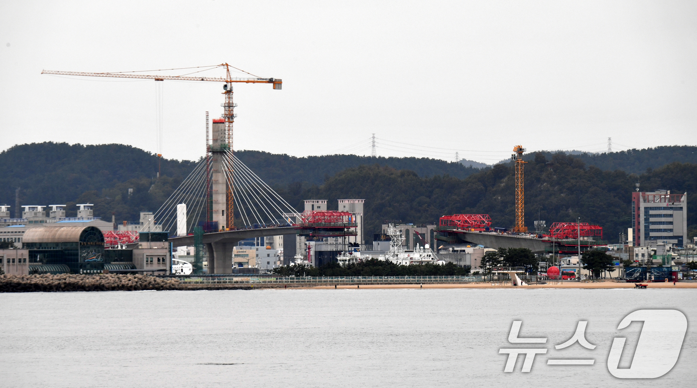 (포항=뉴스1) 최창호 기자 = 14일 경북 포항시 남구 송도와 북구 항구동을 연결하는 4차로 해상교량인 '동빈대교' 공사가 순조롭게 진행되고 있다.길이 395m, 4차로 해상교량 …