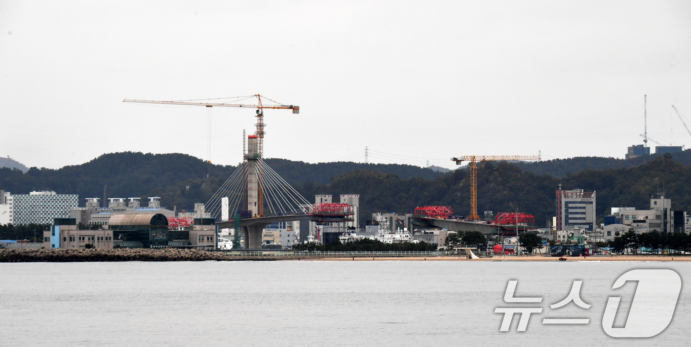 (포항=뉴스1) 최창호 기자 = 14일 경북 포항시 남구 송도와 북구 항구동을 연결하는 4차로 해상교량인 '동빈대교' 공사가 순조롭게 진행되고 있다.길이 395m, 4차로 해상교량 …