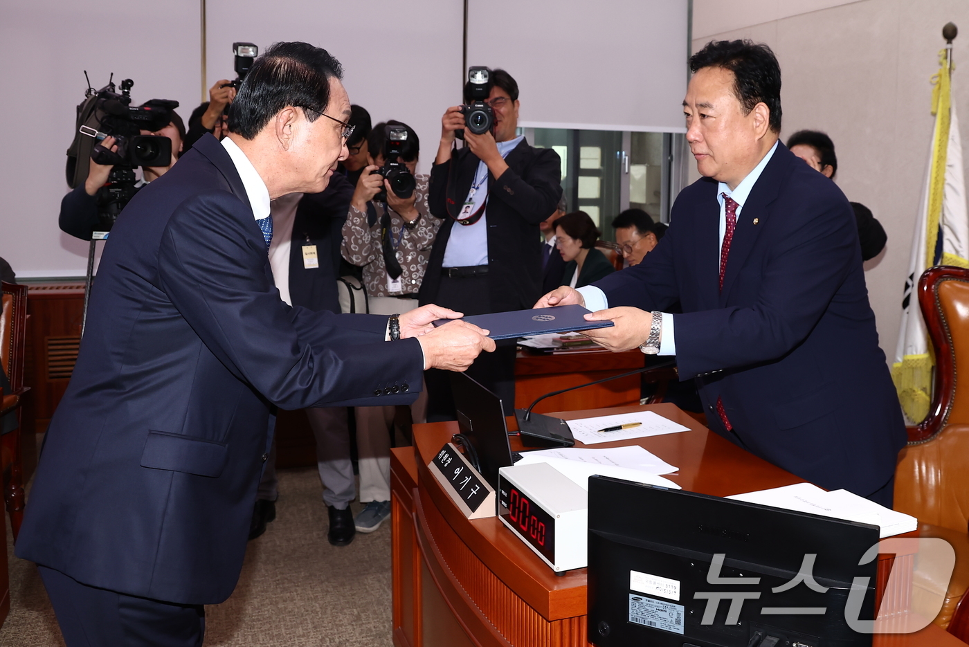 (서울=뉴스1) 김민지 기자 = 노동진 수산업협동조합중앙회장이 14일 오전 서울 여의도에서 열린 한국해양진흥공사, 수산업협동조합중앙회, 해양환경공단 등에 대한 국정감사에서 어기구 …