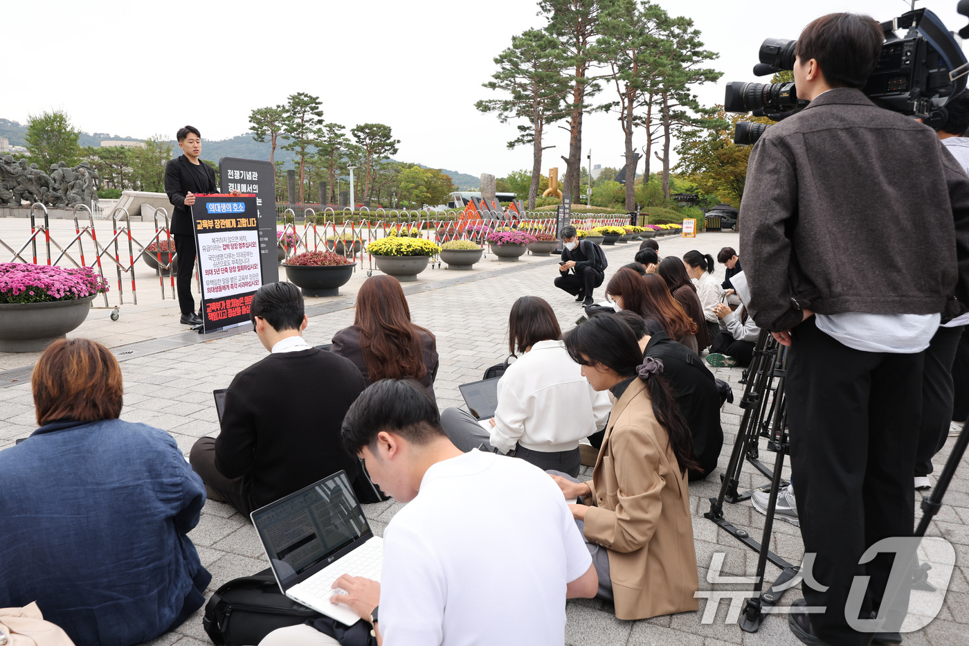 (서울=뉴스1) 신웅수 기자 = 김창민 건국대 의과대학·의학전문대학원 학생회장이 14일 오전 서울 용산구 전쟁기념관 앞에서 의료사태 관련 입장을 발표하고 있다.김 회장은 정부에 의 …