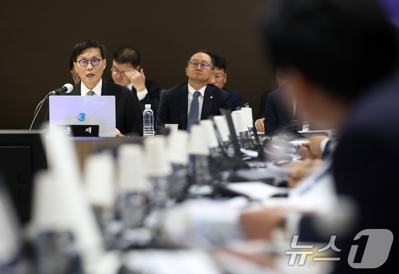 본문 이미지 - 국회 국정감사에 참석한 이창용 한은 총재 /뉴스1