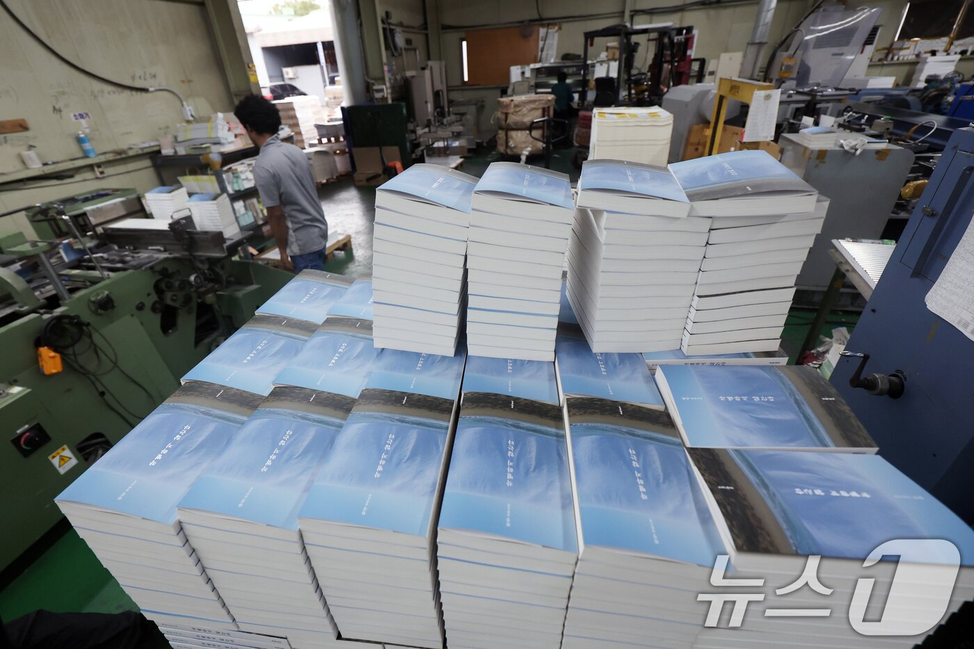 본문 이미지 -   한강의 소설 '작별하지 않는다'  ⓒ 뉴스1 황기선 기자