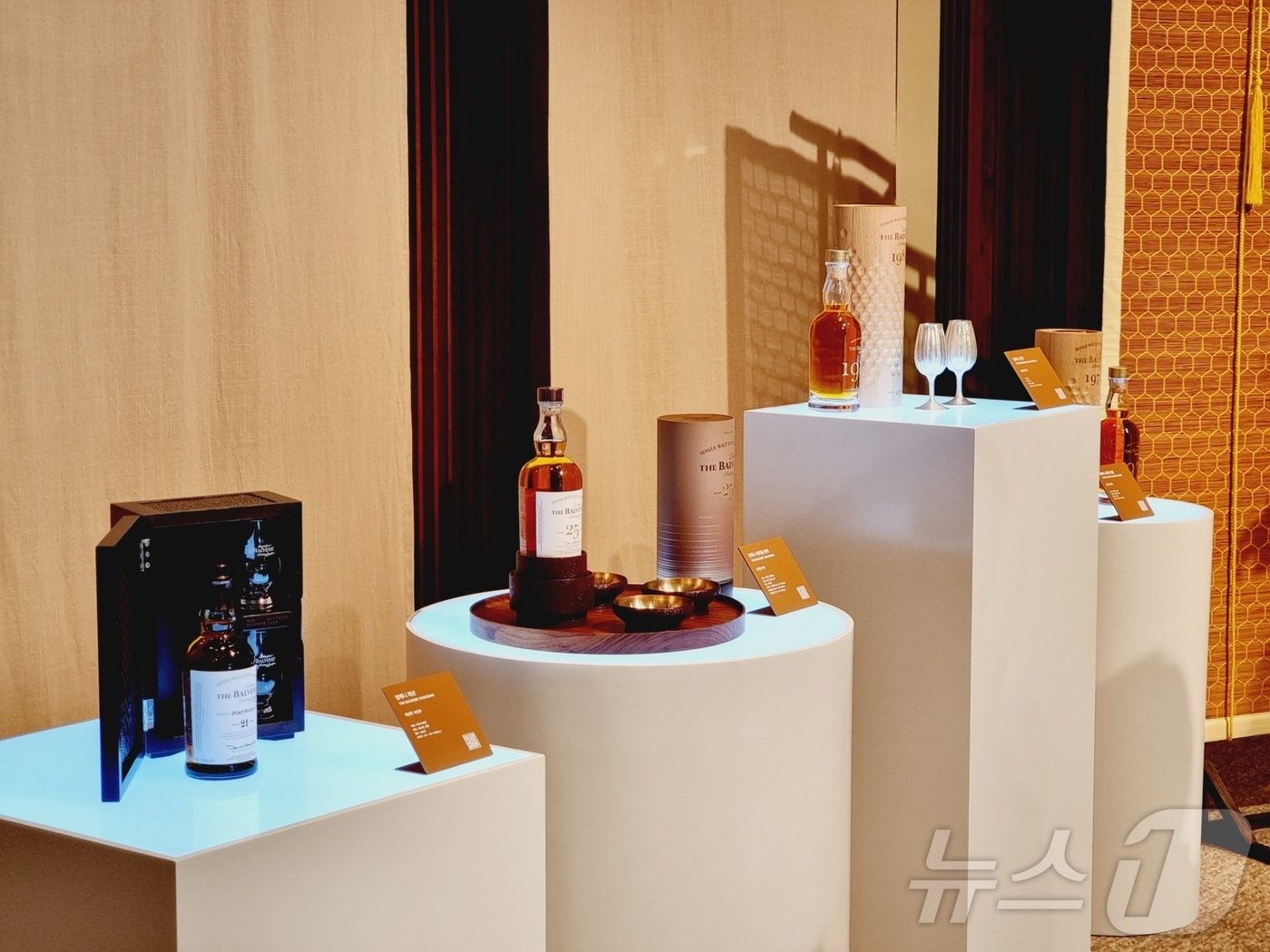 본문 이미지 - 14일 서울 중구 신라호텔 영빈관에서 발베니 50년 컬렉션 출시 기념 행사에서 발베니 메이커스 에디션과 발베니 빈티지 에디션이 전시돼있다. ⓒ News1 이형진 기자