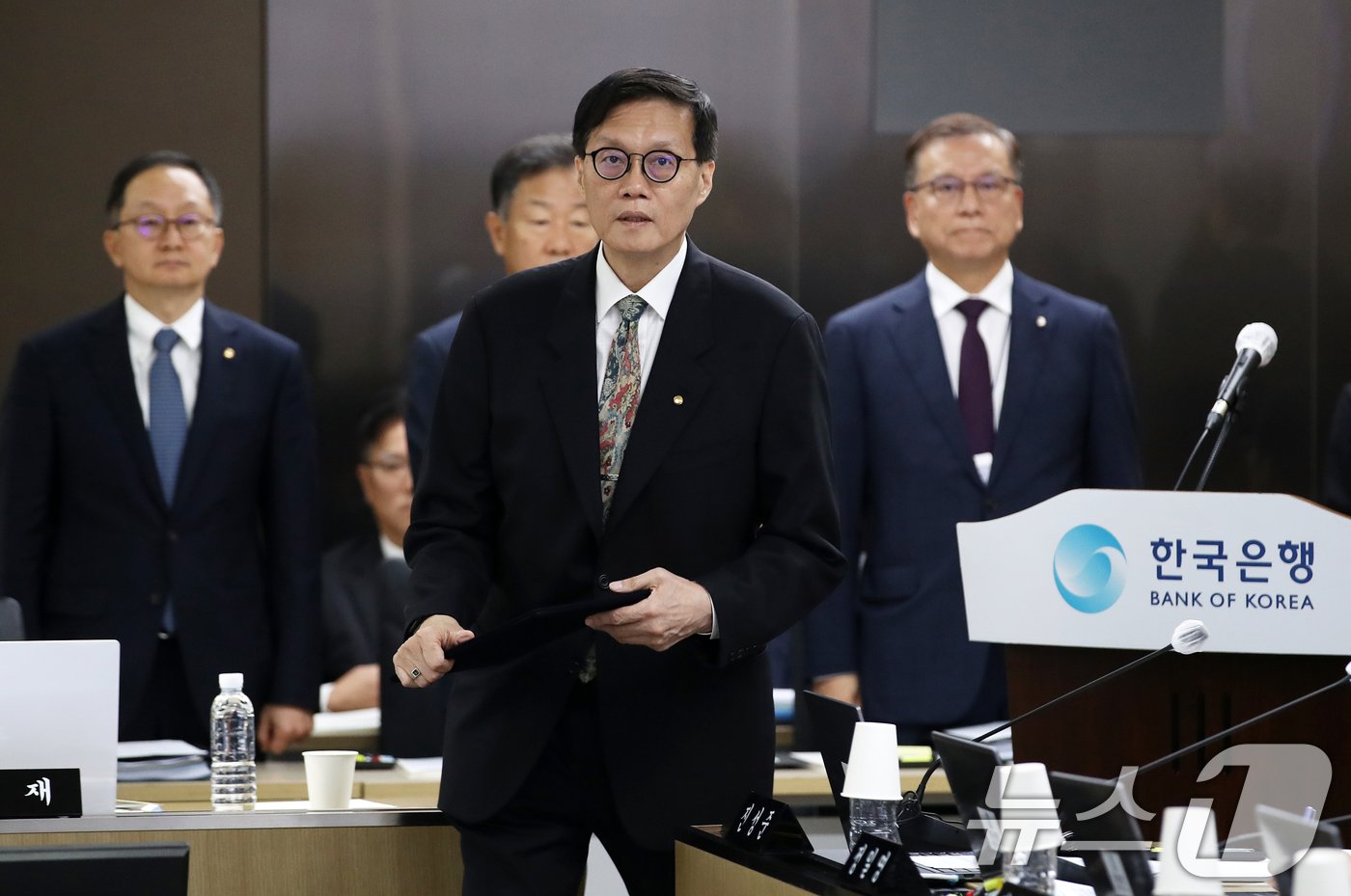 본문 이미지 - 이창용 한국은행 총재가 14일 오전 서울 중구 한국은행 본점에서 열린 기획재정위원회의 한국은행에 대한 국정감사에서 증인 선서문을 제출하기 위해 이동하고 있다. 2024.10.14/뉴스1 ⓒ News1 오대일 기자