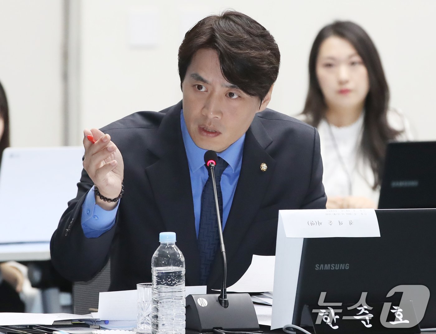 본문 이미지 - 한준호 더불어민주당 의원이 14일 오전 부산 연제구 부산시청에서 열린 국회 국토교통위원회의 부산시에 대한 국정감사에서 질의하고 있다. 2024.10.14/뉴스1 ⓒ News1 윤일지 기자