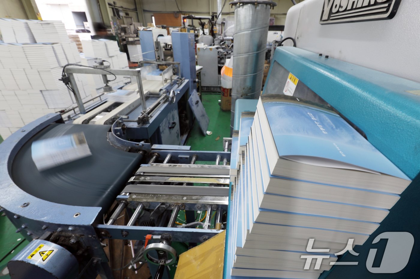 본문 이미지 - 주요 온라인·오프라인 서점에서 노벨문학상 수상 작가 한강의 책 판매량이 계속 급증하고 있는 가운데 14일 오전 경기도 파주시의 한 제본업체에서 관계자들이 제주 4.3 사건을 다룬 한강의 소설 '작별하지 않는다' 제본 작업을 하고 있다. 출판업계는 지난 10일 노벨문학상 수상 발표가 이후 주요 서점에서 한강 작가 책의 누적 판매는 이미 68만 부를 넘어서고 있다고 밝혔다. 2024.10.14/뉴스1 ⓒ News1 황기선 기자