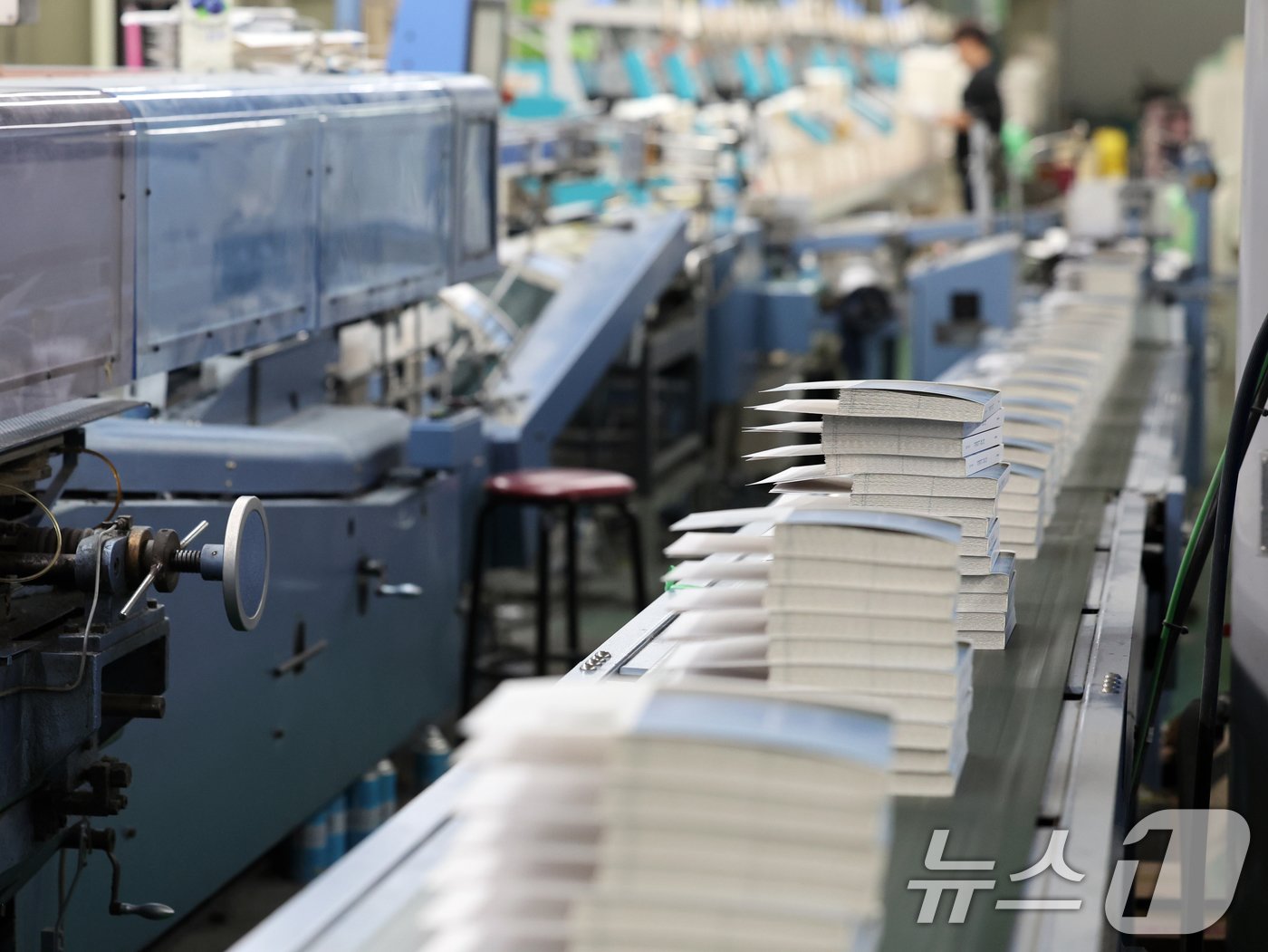 본문 이미지 - 주요 온라인·오프라인 서점에서 노벨문학상 수상 작가 한강의 책 판매량이 계속 급증하고 있는 가운데 14일 오전 경기도 파주시의 한 제본업체에서 관계자들이 제주 4.3 사건을 다룬 한강의 소설 '작별하지 않는다' 제본 작업을 하고 있다. 2024.10.14/뉴스1 ⓒ News1 황기선 기자