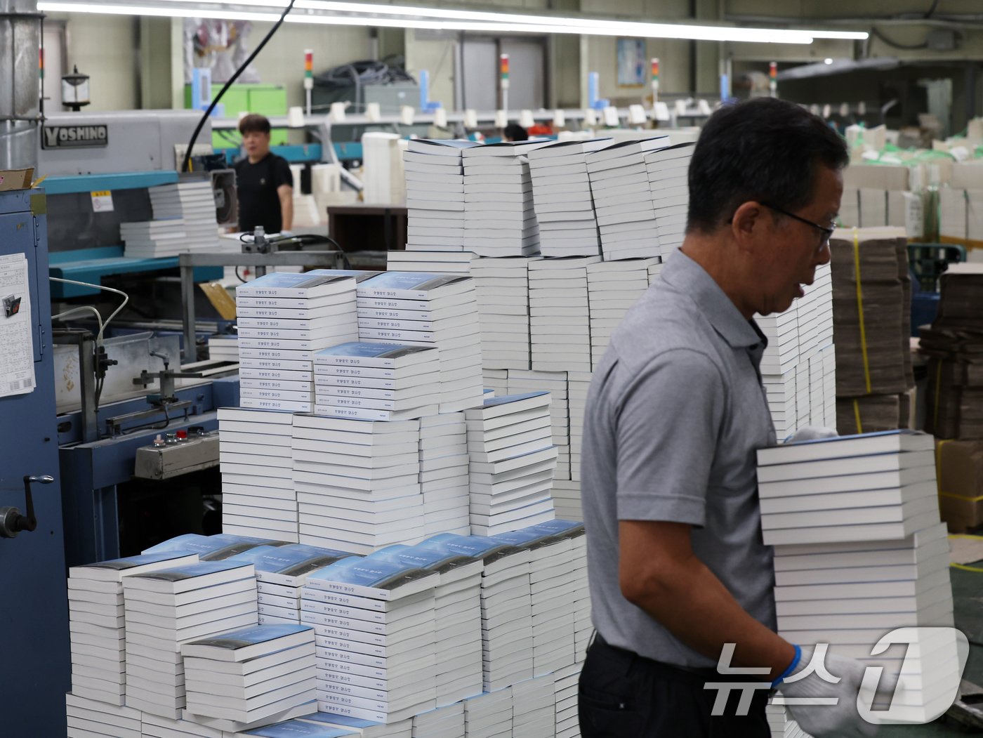 본문 이미지 - 주요 온라인·오프라인 서점에서 노벨문학상 수상 작가 한강의 책 판매량이 계속 급증하고 있는 가운데 14일 오전 경기도 파주시의 한 제본업체에서 관계자들이 제주 4.3 사건을 다룬 한강의 소설 &#39;작별하지 않는다&#39; 제본 작업을 하고 있다. 출판업계는 지난 10일 노벨문학상 수상 발표가 이후 주요 서점에서 한강 작가 책의 누적 판매는 이미 68만 부를 넘어서고 있다고 밝혔다. 2024.10.14/뉴스1 ⓒ News1 황기선 기자