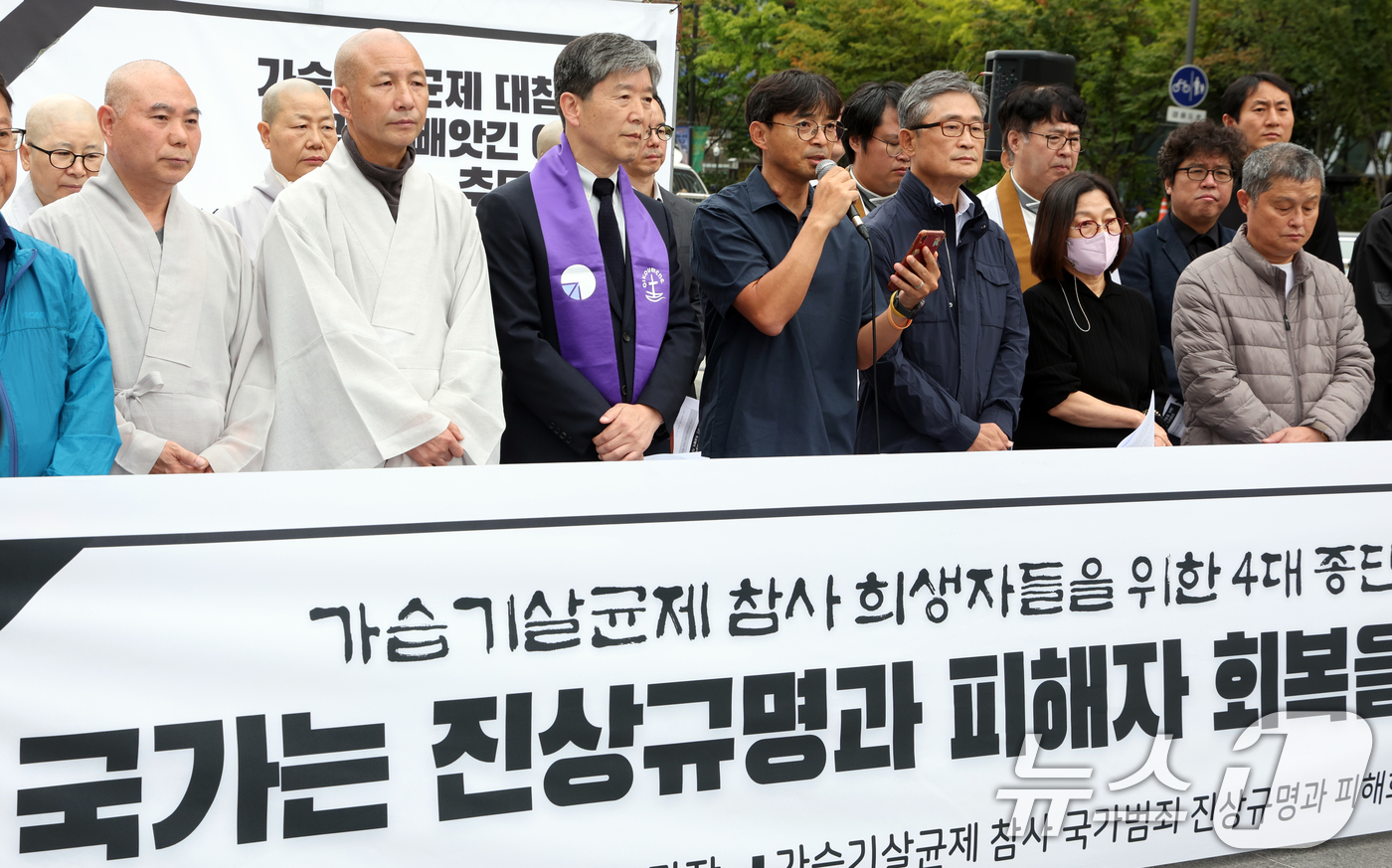 (서울=뉴스1) 김명섭 기자 = 14일 서울 종로구 광화문광장에서 가습기살균제 피해자 및 가족 모임, 4대종단 및 종교계 등 참석자들이 가습기살균제 참사 희생자들을 위한 4대 종단 …