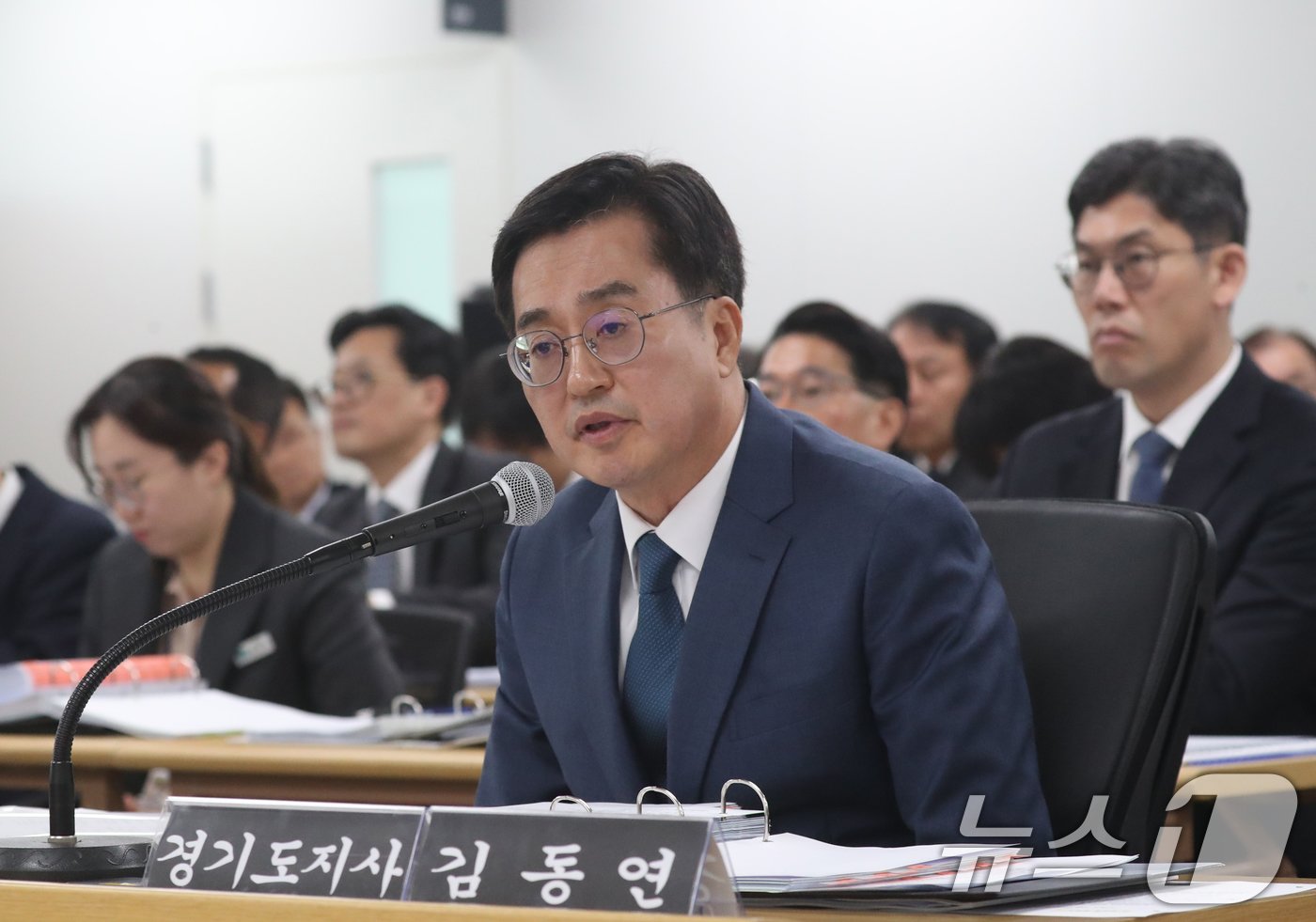 본문 이미지 - 김동연 경기도지사가 14일 오후 경기 수원시 영통구 경기도청에서 열린 국회 행정안전위원회의 경기도에 대한 국정감사에서 의원 질의에 답하고 있다. 2024.10.14/뉴스1 ⓒ News1 김영운 기자