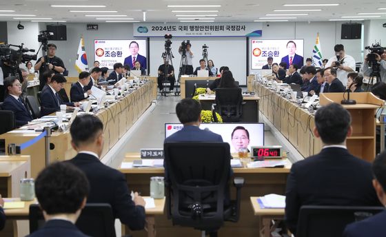 '이재명 소환' vs '尹정부 비판'…정쟁 현장된 경기도 국감(종합)